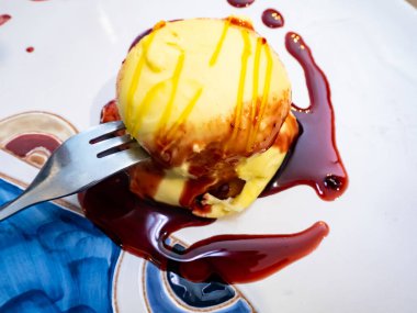 Limonlu ve kalın vişneli lezzetli soğuk tatlı. İtalyan restoranında yediğim yemekten sonra tatlı bir pasta..