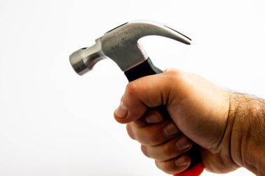 Çekiçli bir işçinin eli, beyaz bir arka planda, dövmeye niyetli, ayrıca bir kavram ifade edebilir