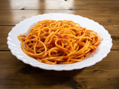 İtalyan yemeği için domatesli spagetti tabağı.