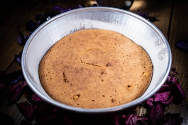 Kahvaltıda, elektrikli fırında pişirilmiş küçük ev yapımı kek.