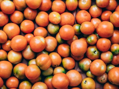Taze toplanmış Akdeniz sarı domateslerinin desen dokusu, yakından çekilmiş.