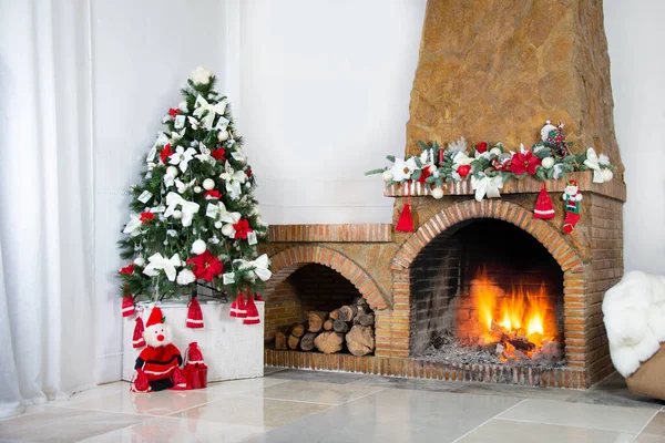 Licht huis kerst interieur met marmeren vloeren, met open haard versierd voor kerst en kerstboom — Stockfoto