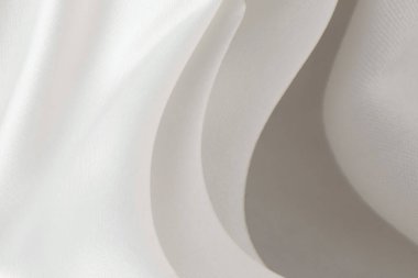 2026 'daki renkli bulut dansçısı paletinden pürüzsüz bir geçiş ile soyut akış çizgileri. Teknolojik olarak gelişmiş, yumuşak beyaz bir arka plan. Lüks ve zarif bir etkisi var.