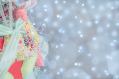 Noel süsleri ve unsurlarla dolu yeni yıl arkaplanı. Bokeh ve kar taneleri efekti. 2026 yılına ait yılbaşı kartı, kopya alanı