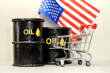 Petrol varilleri ve alışveriş arabaları yükselen petrol fiyatları, akaryakıt enflasyonu ve enerji maliyetlerinin Amerikan ekonomisi üzerindeki etkisini sembolize ediyor..