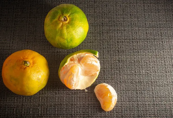 Tangerinas Frescas Descascadas Fundo Preto Perto Estão Fatias Mandarim Frutos — Fotografia de Stock