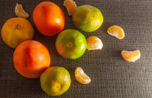 Tangerinas Frescas Descascadas Fundo Preto Perto Estão Fatias Mandarim Frutos — Fotografia de Stock