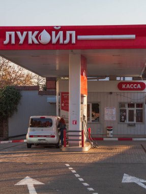 Krasnodar, Krasnodar Krai, Rusya, 5 Kasım 2020: Krasnodar kentindeki LUKOIL benzin istasyonu