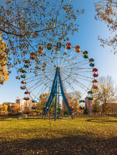 Framsida Flerfärgad Pariserhjul Utan Människor Solig Dag Stadspark — Stockfoto