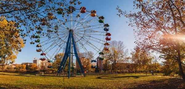 Una Vista Frontal Una Vieja Rueda Colores Ferris Parque Ciudad — Foto de Stock