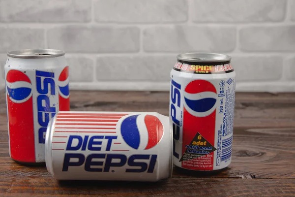 Drie Oude Aluminium Blikjes Pepsi Tegen Een Witte Bakstenen Muur — Stockfoto