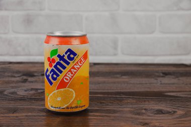 Kaliteli bir alüminyum kutu Fanta meşrubatı tuğla kaplamaya karşı.