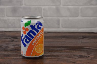 Kaliteli bir alüminyum kutu Fanta Portakal meşrubatı.