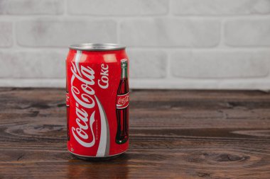 Tuğla duvara yaslanmış eski bir Coca-Cola şişesi.