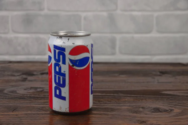 Une Boîte Aluminium Vintage Boisson Gazeuse Pepsi Contre Mur Briques — Photo