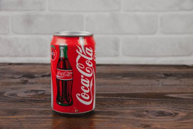 Tuğla duvara yaslanmış eski bir Coca-Cola şişesi.