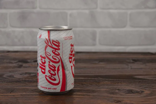 Stará Hliníková Plechovka Dietou Coca Cola Nealkoholický Nápoj Proti Cihlové — Stock fotografie