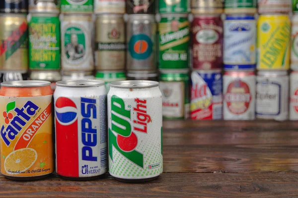 Drie Vintage Fanta Pepsi 7Up Aluminium Blikjes Met Blikken Ondergrond — Stockfoto