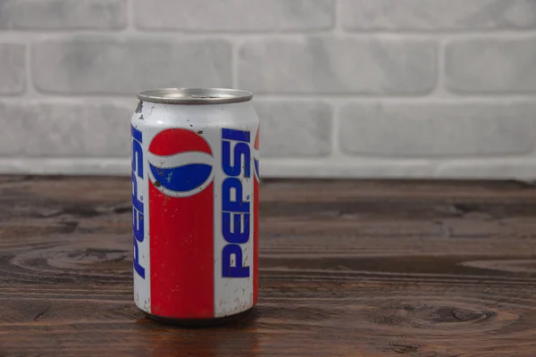 Een Vintage Aluminium Blikje Pepsi Frisdrank Tegen Bakstenen Wal — Stockfoto