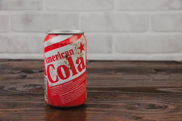 Een Oud Aluminium Blikje Amerikaanse Cola Frisdrank Tegen Bakstenen Muur — Stockfoto