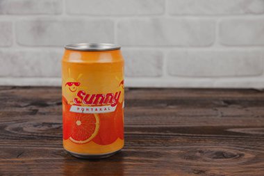 Kaliteli bir alüminyum kutu Sunny meşrubat, tuğla kaplamaya karşı.