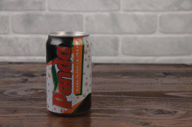 Kaliteli bir alüminyum kutu panda alkolsüz içeceği.