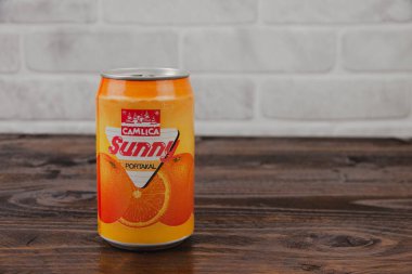 Tuğlaya karşı kaliteli bir Camlica meşrubat kutusu.