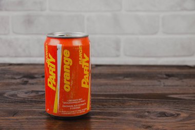 Tuğlaya karşı kaliteli bir Hollanda meşrubat kutusu.