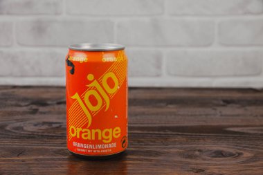 Kaliteli bir alüminyum kutu Jojo meşrubat tuğlaya karşı.