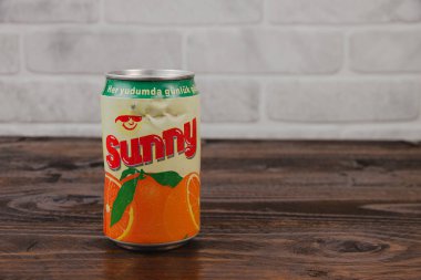 Kaliteli bir alüminyum kutu Sunny meşrubat, tuğla kaplamaya karşı.