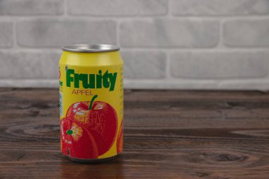 Kaliteli bir alüminyum kutu meyveli meşrubat.