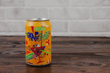 Kaliteli bir alüminyum kutu Hellena meşrubatı tuğla kaplamaya karşı.