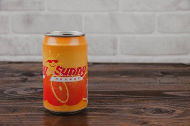 Kaliteli bir alüminyum kutu Sunny meşrubat, tuğla kaplamaya karşı.