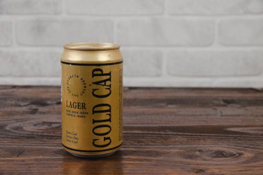 Tuğla duvara karşı eski bir Redruth bira kutusu.