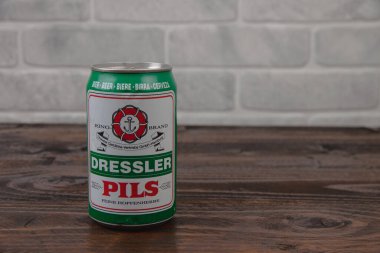 Duvara dayanmış eski bir alüminyum kutu Dressler birası.