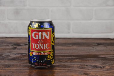 Tuğla duvara karşı eski bir kutu Ochakovo birası.