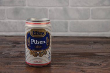 Duvara dayanmış eski bir alüminyum kutu Efes birası.