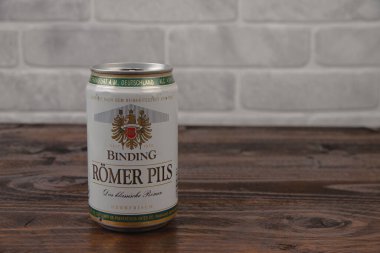 Tuğla duvara karşı eski bir alüminyum bira kutusu.