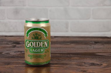 Duvara dayanmış eski bir alüminyum bira kutusu.