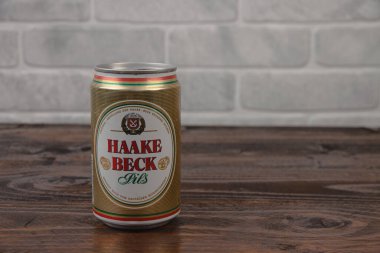 Eski bir alüminyum kutu Haake Beck birası tuğla duvara karşı.