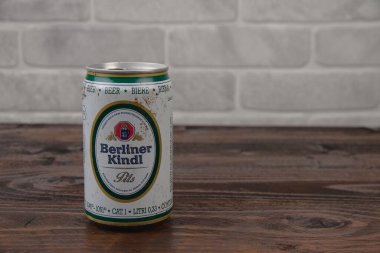 Tuğla duvara karşı eski bir alüminyum kutu Berliber Kindl birası.