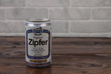 Tuğla duvara dayanmış eski bir alüminyum bira kutusu.