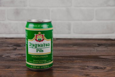 Tuğla duvara karşı eski bir Alman birası konservesi.