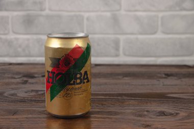 Tuğla duvara dayanmış eski bir Holba Çek Cumhuriyeti birası kutusu.