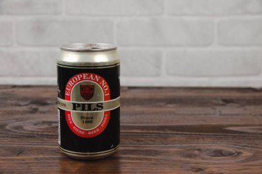 Eski bir alüminyum kutu New York birasını tuğla duvara fırlatır.