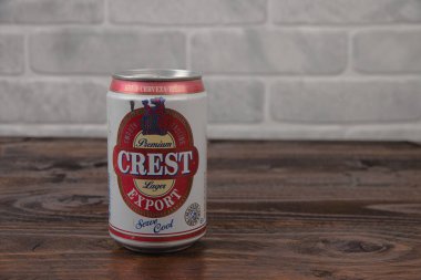 Büyük Britanya birası eski bir alüminyum kutu Tuğla duvara karşı