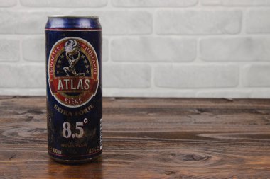 Eski bir alüminyum kutu Atlas 8.5 Hollanda birası tuğla duvara karşı.