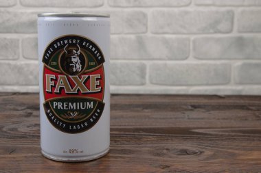 Tuğla duvara dayanmış eski bir Faxe birası kutusu.