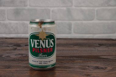 Tuğla duvara karşı eski bir alüminyum kutu Venüs birası