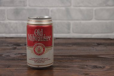 Eski bir alüminyum kutu Eski Milwaukee birası Tuğla duvara karşı